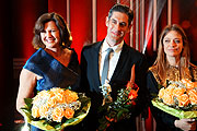 Ministerin Ilse Aigner mit Regisseur Nadav Schirman (Dokumentarfilmpreis) (©Fogo:Martin Schmitz)